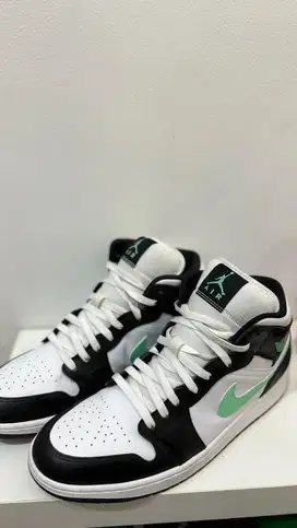 Nike Jordan 1 Mid Black Green Glow