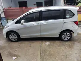 Dijual Honda Freed E PSD AT Thn.2013 warna abu abu muda