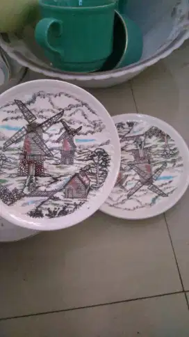 Piring kuno dan mangkok