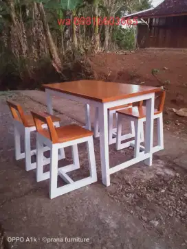 Meja kursi ngopi dan makan cafe