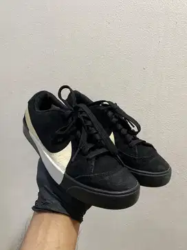 Sneakers anak nike low city black suede 3-4 thn original