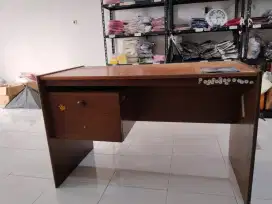 Meja Kantor Bahan Kayu berat (Bekas)
