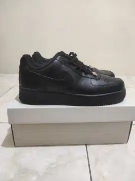 Nike air force one triple black