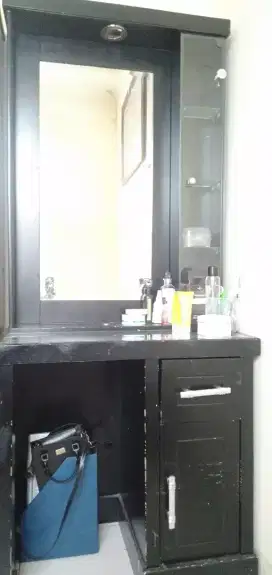 Meja rias minimalis