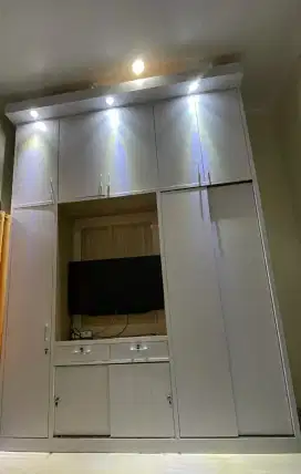 Dijual lemari pakaian + backdrop tv