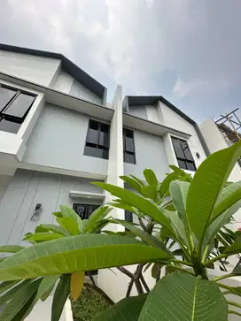 Rumah Baru 2 Lantai Jalan Tugu Jatiwaringin, Pondok Gede, Bekasi