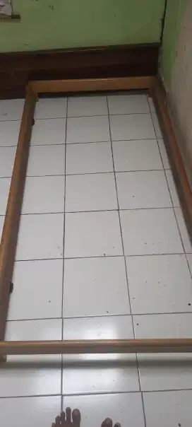 Tempat tidur kayu bawah