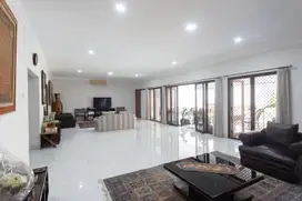 RUMAH MEWAH 2 LANTAI DENGAN KOLAM RENANG  KEBAYORAN JAKARTA SELATAN