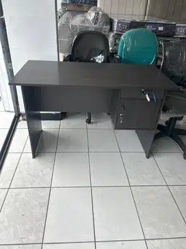 meja kantor banyak warna