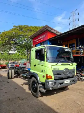 Hino Engkel FG 235 Js eks TMC Crane