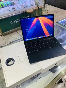 Macbook Air M2 2022 (13-inch) 16/256GB ibox fullset garansi Juli 2026