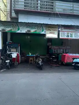 Pegawai Jaga Lapak Makanan