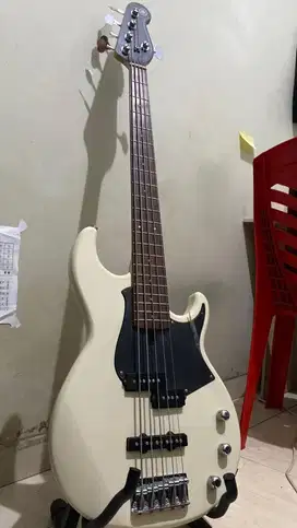 Yamaha BB235 BB 235 Vintage White Electric Bass