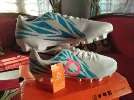 Sepatu bola no 42