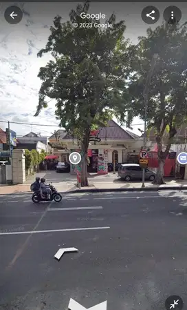 Bangunan Komersial Tengah Kota Surabaya, Jalan Raya Darmo