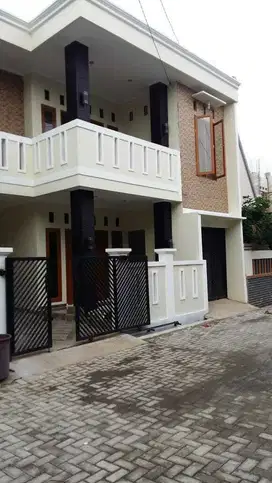 RUMAH BAGUS KOKOH 2LT DLM KOMPLEK AKSES 2 MBL KEAMANAN 24 JAM CONDET