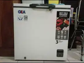 Freezer bks seperti baru 200 L, pemakaian baru 1 thn & msh ada garansi