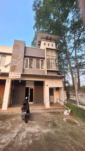 Disewakan Ruko Dua Lantai Tepat Samping Tol Bintaro