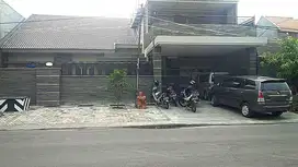 Dijual cepat Rumah 2 lantai Kutisari Indah Jalan Utama Semi Furnish