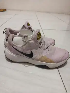 Sepatu running Nike female