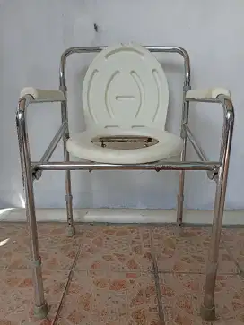 Kursi lipat toilet