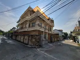 JUAL RUMAH 3,5 LANTAI STRATEGIS SIAP HUNI DI TAMAN RATU JAKARTA BARAT