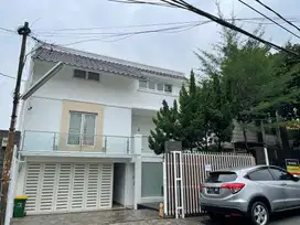 Disewakan Rumah Mewah Ada Private Pool di Sukabumi Selatan JakBar