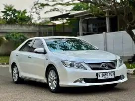 TOYOTA CAMRY 2.5 V AT 2014 PUTIH ISTIMEWA