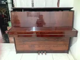 Piano Petrof buatan Cekoslowakia
