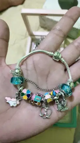 Gelang pandora unik