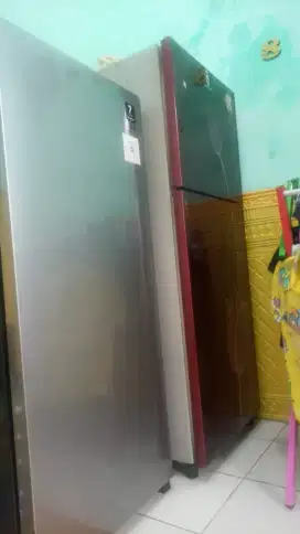 dijual kulkas Polytron 2pintu body mulus minus pemakaian nego tipis