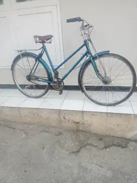 Jangki sepeda jadul asli biru ada sepetan d beberapa titik
