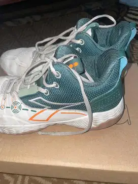 Sepatu Basket Diadora bekas