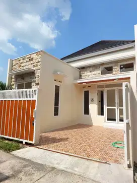 Rumah Modern Tropis dekat Jalan Besi Jangkang