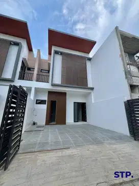 Sisa 1 unit, Rumah baru modern Sutorejo Timur