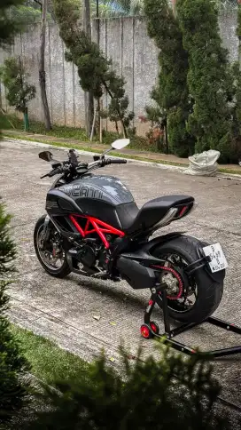 DUCATI DIAVEL RED CARBON LOW ODO 1000