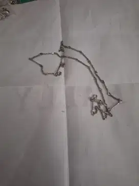 Gelang kaki branded 
Warna silver dengan 
Beberapa aksesoris 
Limited
