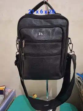 Tas selempang branded 
Bally uk 21 x 6 x 28 
Warna hitam 
Limited edi