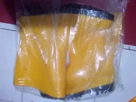 Sepatu boot karet