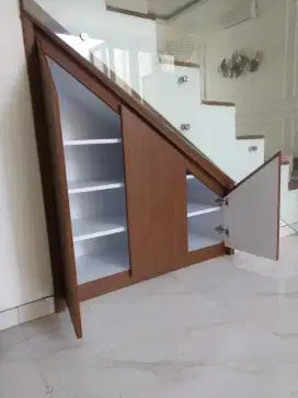 Kabinet penutup lemari bawah tangga minimalis