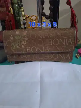 Dompet branded 
Bonia uk 18 x 3 x 8 
Limited edition 
Barang terawat