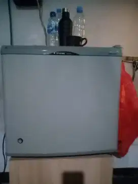 Di jual kulkas mini dan dispense bekas tapi baru