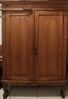 Lemari Jawa klasik, lawas, bahan kayu jati.