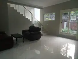 Dijual termurah rumah hook 2 lantai di Taman Surya Jakarta Barat