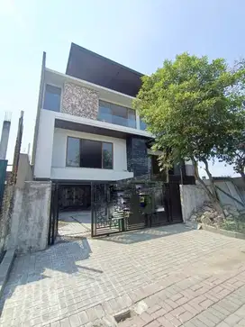 Graha family jual rumah mewah 3 lantai split level lengkap lift