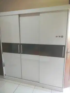 Lemari pakaian tiga pintu