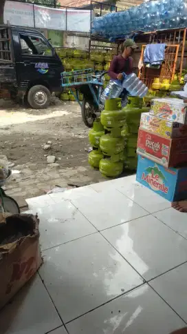 Di cari karyawan Pengantar Galon  memakai motor & Waiter warung makan