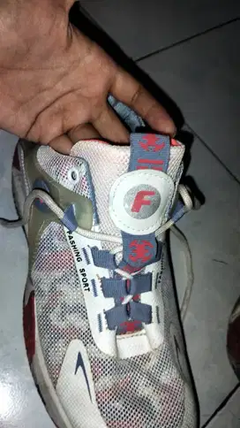 Sepatu sport wanita