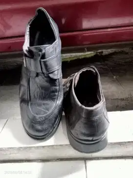 Pantopel sleap on size 42 brand ecco masih ok.warna hitam no minus