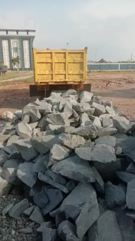 Batu belah pondasi